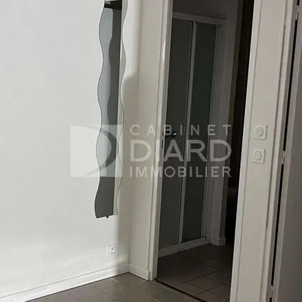 Image 5 - 1 Rue Souchu Servinière, 53000 Laval, France - Apartment for rent