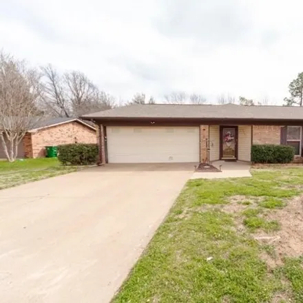 Buy this 5 bed house on 2701 South Lipsey Street in Decatur, TX 76234