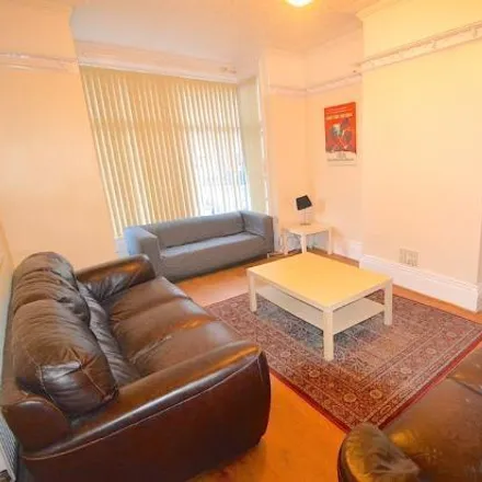Rent this 7 bed townhouse on 45 Brudenell Mount in Leeds, LS6 1HT
