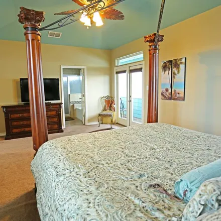 Rent this 7 bed house on Rockport in TX, 78382