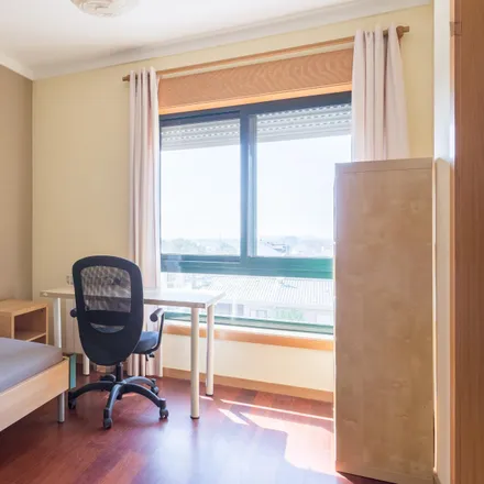 Rent this 3 bed room on Rua do Mestre Guilherme Camarinha 221C in 4250-155 Porto, Portugal