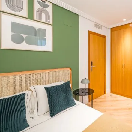 Rent this 4 bed room on Café de Paris in Calle de Félix Boix, 8