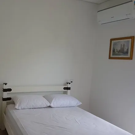 Rent this 3 bed house on Parque Ezio Dall'Acqua (Portinho) in Sitio do Campo, Praia Grande
