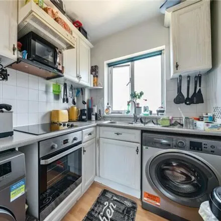 Image 5 - 118 Oldfield Road, London, TW12 2HR, United Kingdom - Apartment for sale