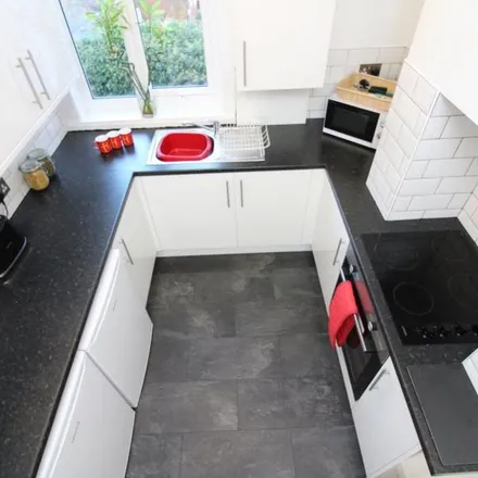 Rent this 4 bed room on Shirt Prints Direct in Bennett Street, Sheffield