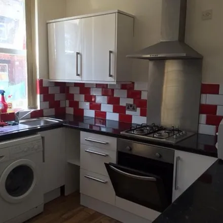 Image 1 - Back Brudenell Grove, Leeds, LS6 1HS, United Kingdom - Apartment for rent