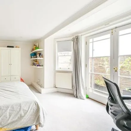 Image 5 - 79 Thurleigh Road, London, SW12 8UE, United Kingdom - Room for rent