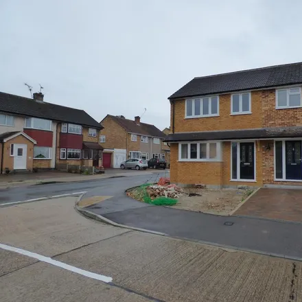 Rent this 3 bed townhouse on Cypress Drive in Chelmsford, CM2 9LU