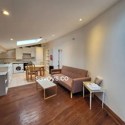 Image 2 - Cosmos Records, 324D Hackney Road, London, E2 7AX, United Kingdom - Apartment for rent