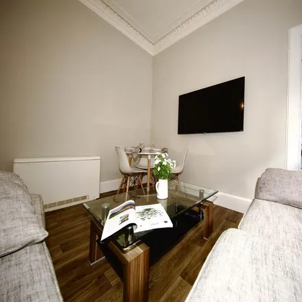 Rent this 1 bed apartment on Well Pharmacy in Park Avenue, Dundee