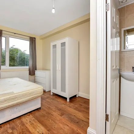 Rent this 4 bed apartment on Forsyth Gardens in London, SE17 3NE