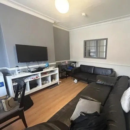 Rent this 6 bed townhouse on Trelawn Terrace in Leeds, LS6 3JQ