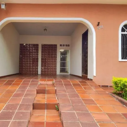 Rent this 3 bed house on Rua Princesa Isabel in Zona 04, Maringá - PR