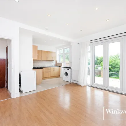 Rent this 3 bed duplex on Wentworth Avenue in London, N3 1YB