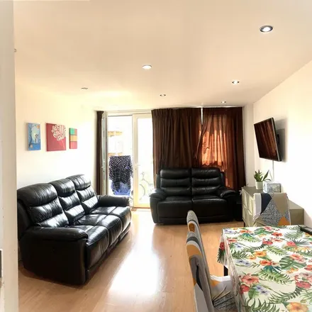 Rent this 2 bed apartment on Duke Court in London, TW3 3FL