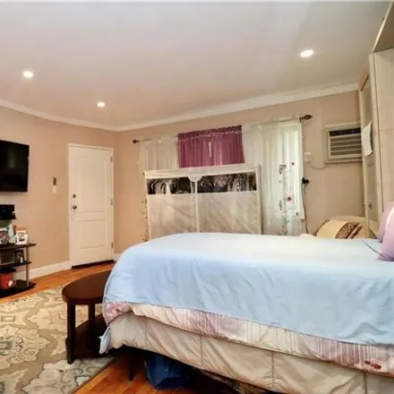 Image 6 - 373 Bay 8th Street, New York, NY 11228, USA - Apartment for sale