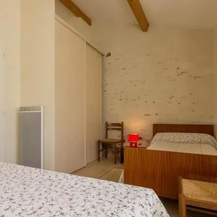 Rent this 4 bed townhouse on 44320 Saint-Père-en-Retz