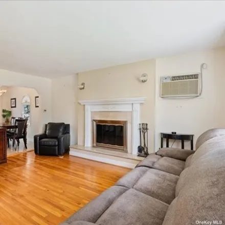 Image 4 - 117 6th St, New Hyde Park, New York, 11040 - House for sale