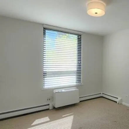 Image 7 - 3900 North Pine Grove Avenue, Chicago, IL 60613, USA - Condo for rent