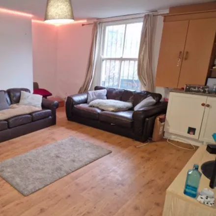 Rent this 6 bed townhouse on Maple Chase in Leeds, LS6 1FP