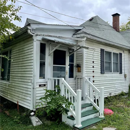 Buy this 2 bed house on 737 West Henry Street in Staunton, Macoupin County