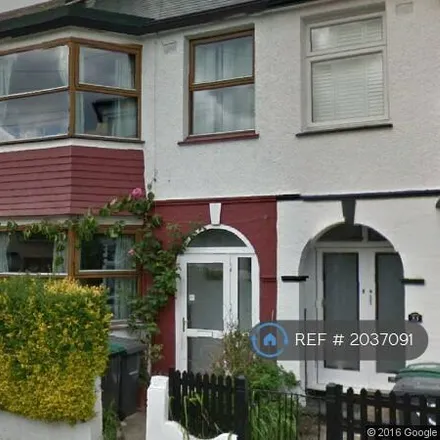 Rent this 3 bed townhouse on Oakdale Road in London, N4 1NX