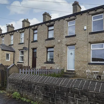 Rent this 3 bed townhouse on Bankfield Avenue in Kirkburton, HD5 0JL