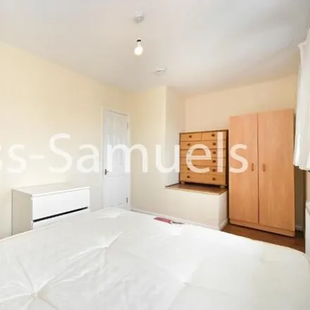 Image 9 - Rolls Road, London, SE1 5HH, United Kingdom - Townhouse for rent