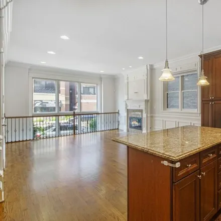 Image 3 - 3057 North Clybourn Avenue, Chicago, IL 60618, USA - Condo for sale