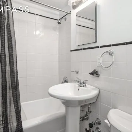 Image 4 - 225 East 46th Street, New York, NY 10017, USA - Condo for sale
