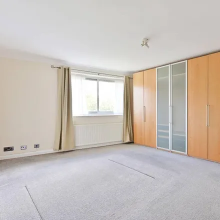 Image 3 - Gordon Court, 8A The Downs, London, SW20 8HP, United Kingdom - Apartment for rent