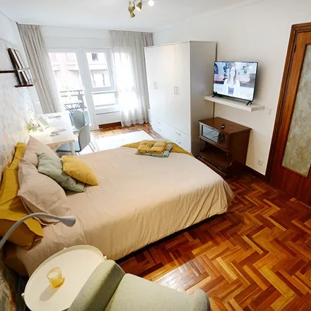 Rent this 4 bed room on Aurelio Arteta Margolariaren kalea in 1, 48004 Bilbao