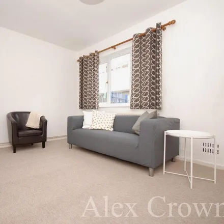 Rent this 3 bed townhouse on Mitford Road in London, N19 4HL