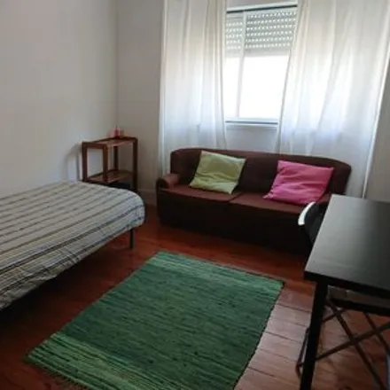 Rent this 2 bed room on Rua Sousa Viterbo