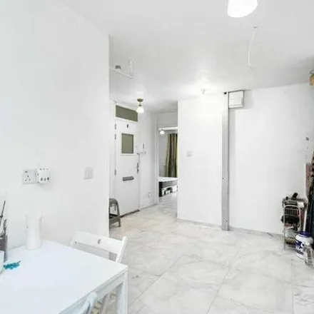 Image 4 - Oyster Court, 85 Crampton Street, London, SE17 3BF, United Kingdom - Apartment for sale