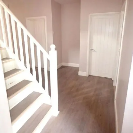 Rent this 5 bed duplex on Sunnymede Drive in London, IG6 1JU