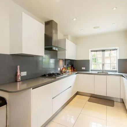 Image 7 - 63 Greencroft Gardens, London, NW6 3PH, United Kingdom - Townhouse for rent