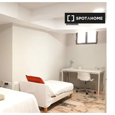 Rent this 17 bed room on Cervecería el 21 in Calle Felipe II, 21