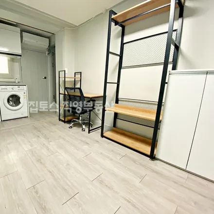 Rent this studio apartment on 서울특별시 서대문구 남가좌동 5-248