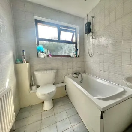 Image 6 - Icknield Way, Luton, LU3 2JL, United Kingdom - House for sale