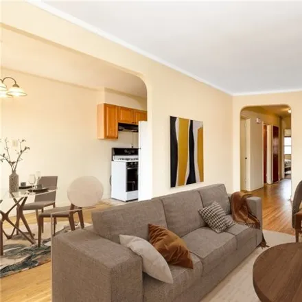 Image 3 - 28-05 21st Avenue, New York, NY 11105, USA - House for sale
