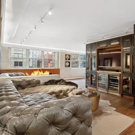 Image 2 - 242 East 80th Street, New York, NY 10075, USA - Apartment for sale