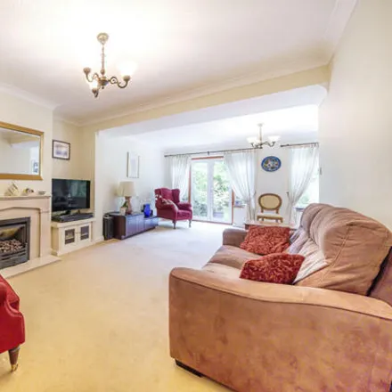 Image 5 - Raglan Gardens, The Rookery, WD19 4LJ, United Kingdom - Duplex for sale