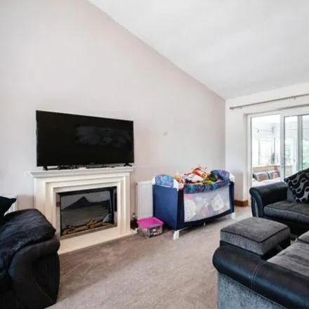 Image 5 - Ivy Close, St Leonards, BH24 2QX, United Kingdom - House for sale