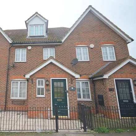 Rent this 3 bed townhouse on Central Avenue in Love Lane, Aveley
