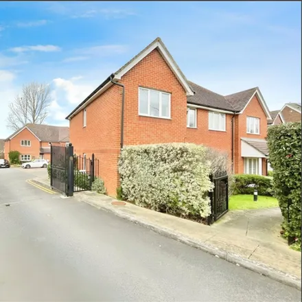 Rent this 2 bed apartment on Roebuck Estate in Binfield, RG42 4DD