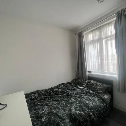 Image 2 - Studley Drive, London, IG4 5AH, United Kingdom - Apartment for rent
