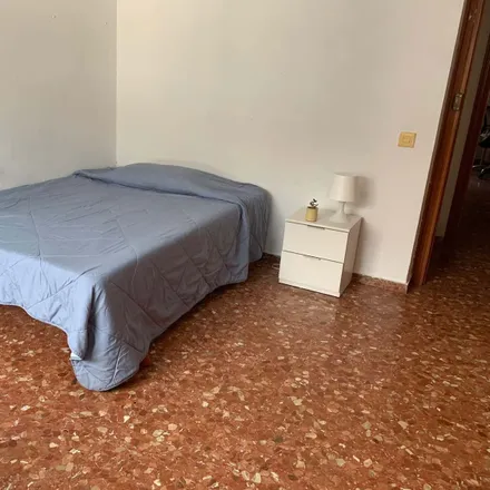 Rent this 5 bed room on Bar Dina in Avenida Doctor Clará, 12002 Castelló de la Plana