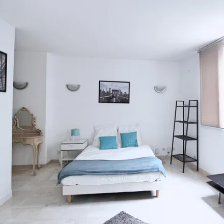 Rent this 3 bed room on 7 Passage Kracher in 75018 Paris, France
