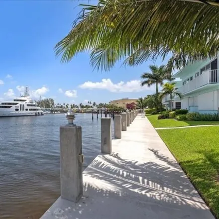 Buy this 2 bed condo on 3041 Harbor Drive in Fort Lauderdale, FL 33316